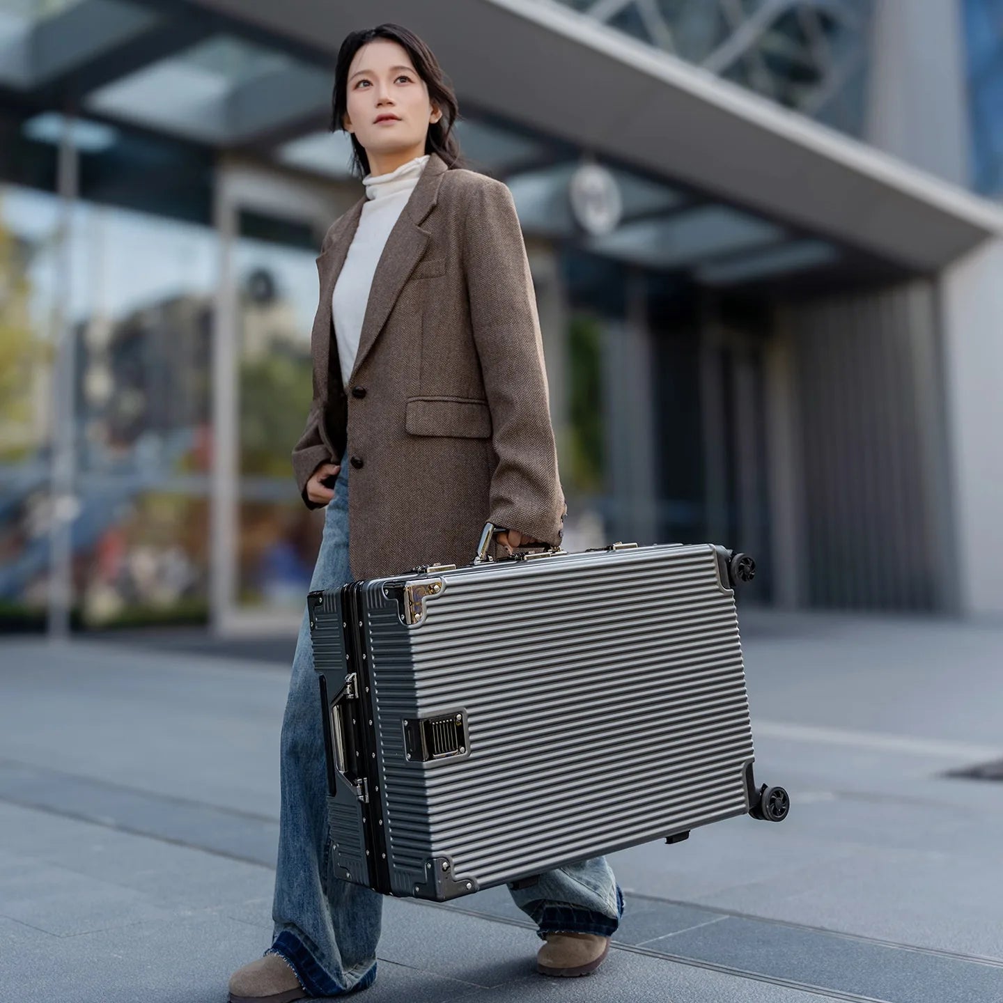 Hard Shell Luggage Set Featuring Silent Wheels And Cup Holder